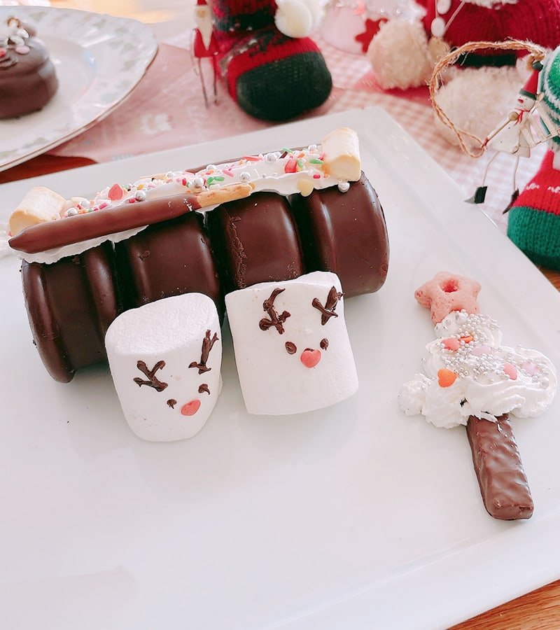 ブッシュドノエル風ケーキとトナカイ