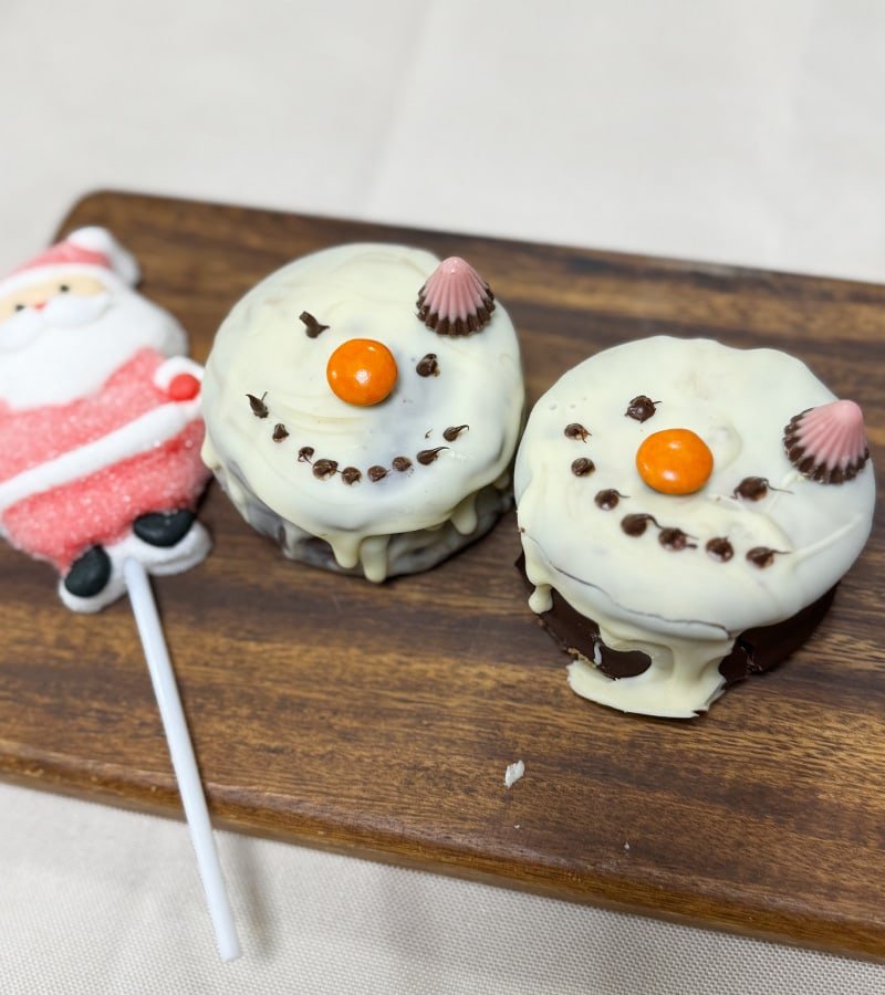 帽子をかぶった雪だるまケーキ