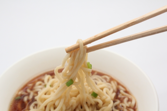 ママが支持するインスタント麺は 鍋不要のカップ麺か具アレンジの袋麺か ママノワ